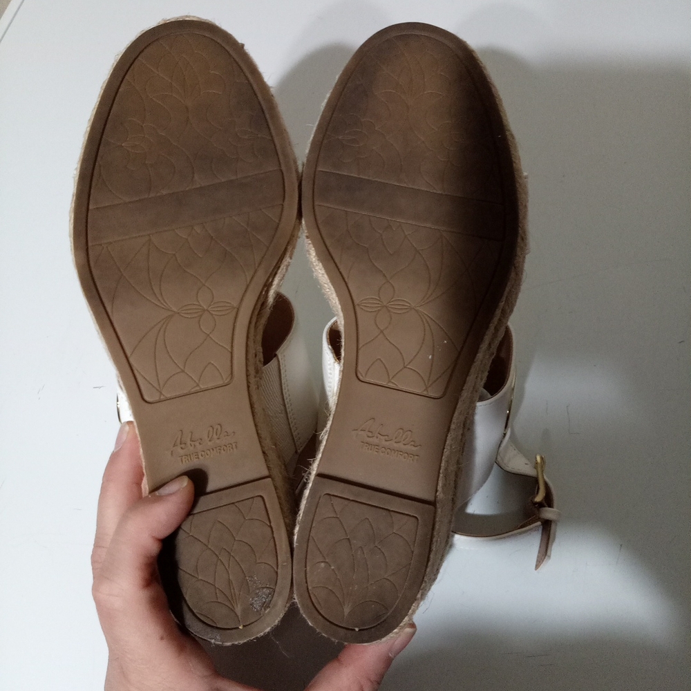 Stylish White Wedge Sandals - Picture 6 of 8
